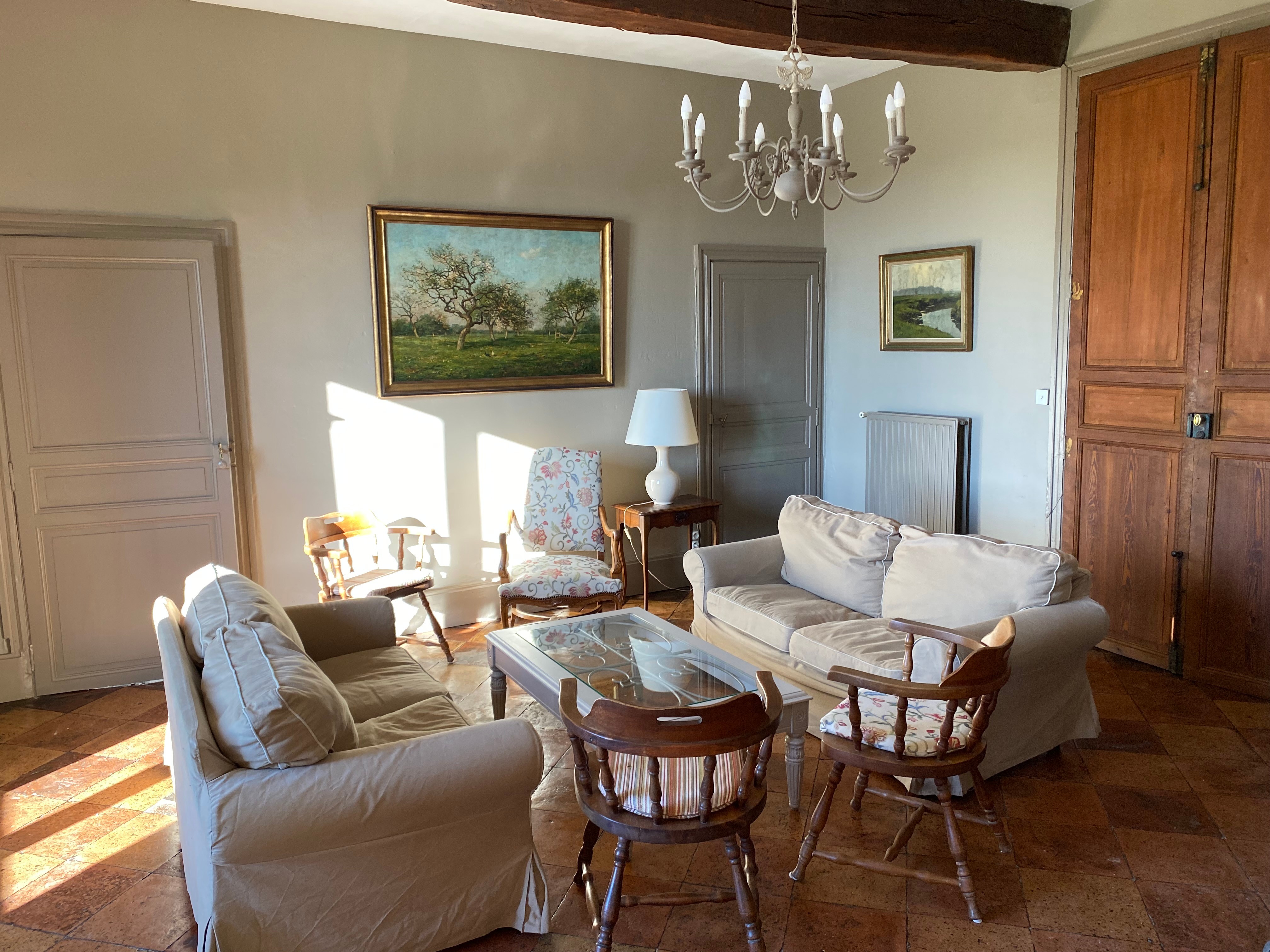 Salon avec cheminée au rez-de-chaussée