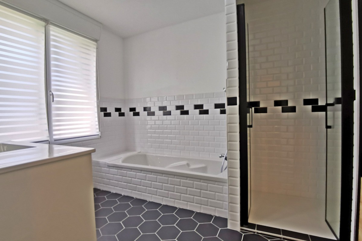 RDC: salle de bain avec douche