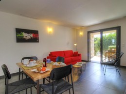 Salon et coin repas gîte Lucie