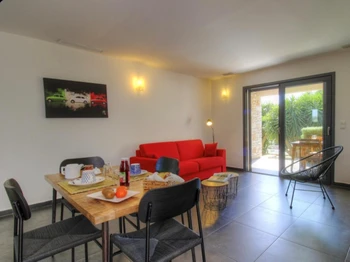 Salon et coin repas gîte Lucie