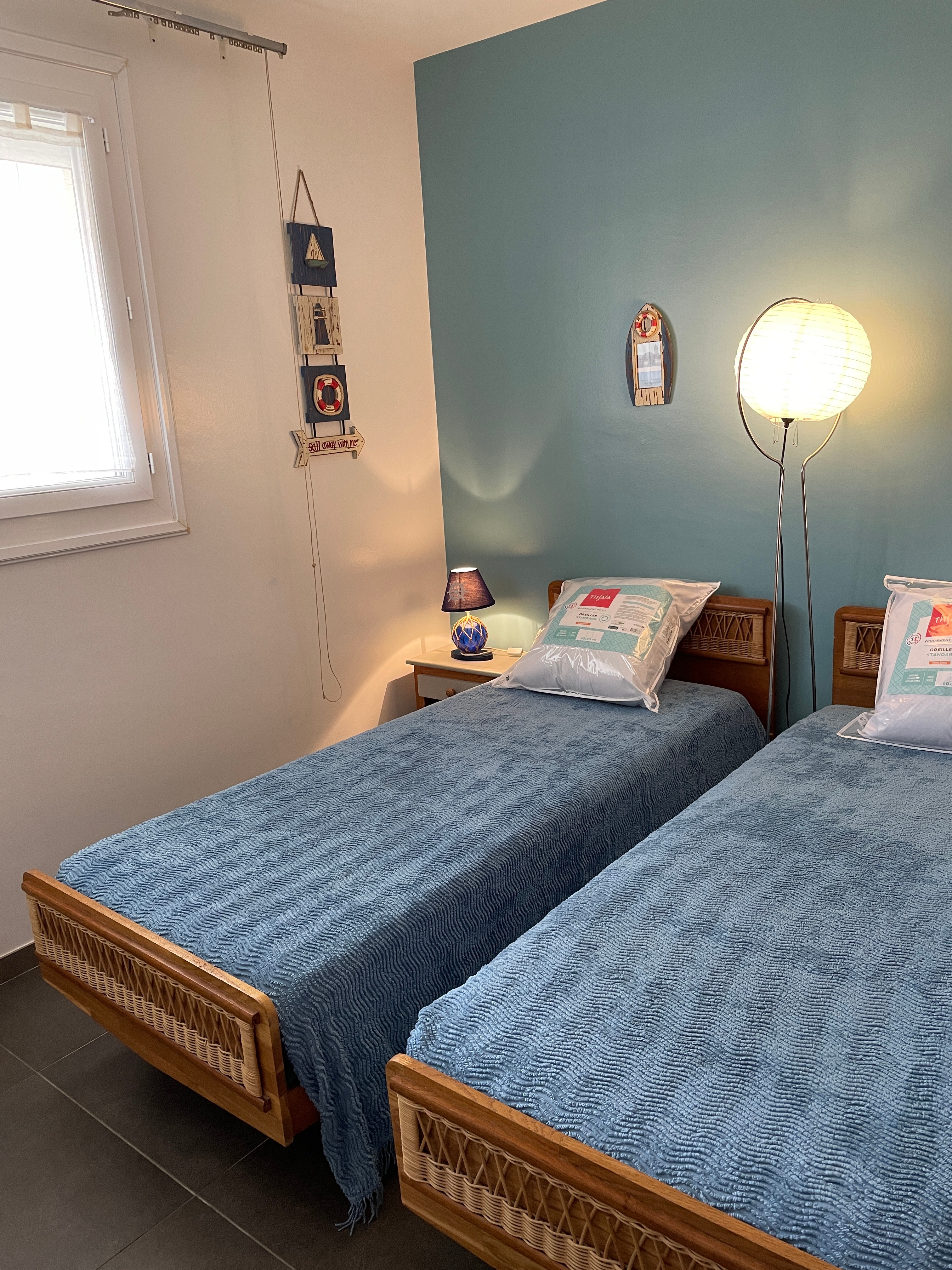 Chambre lumineuse avec volets roulants électriques