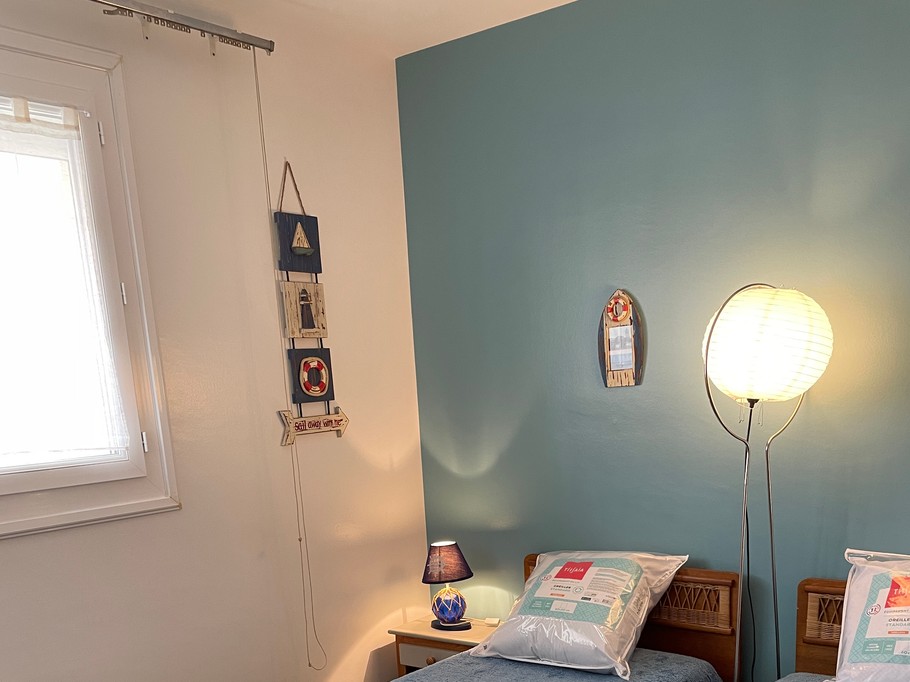 Chambre lumineuse avec volets roulants électriques