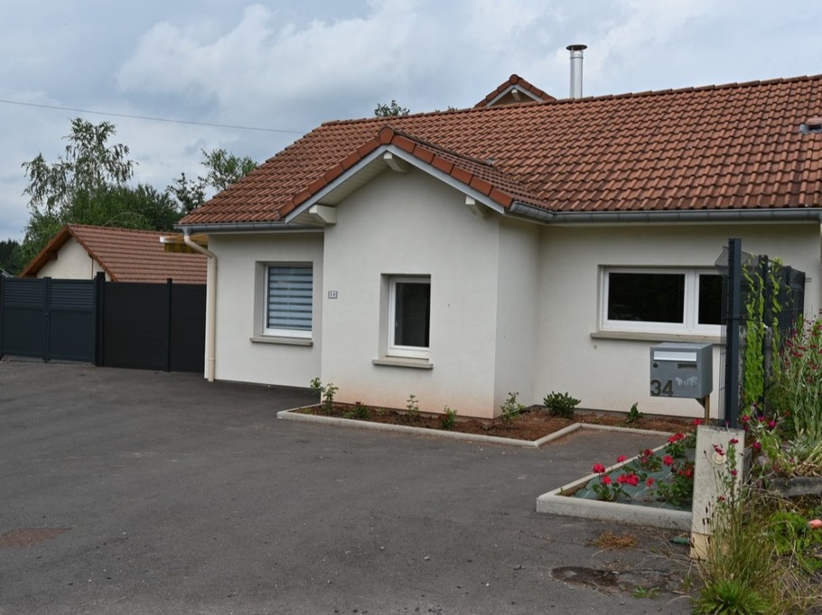 Outside - Modern and comfortable house ©JLouis Mallaisé