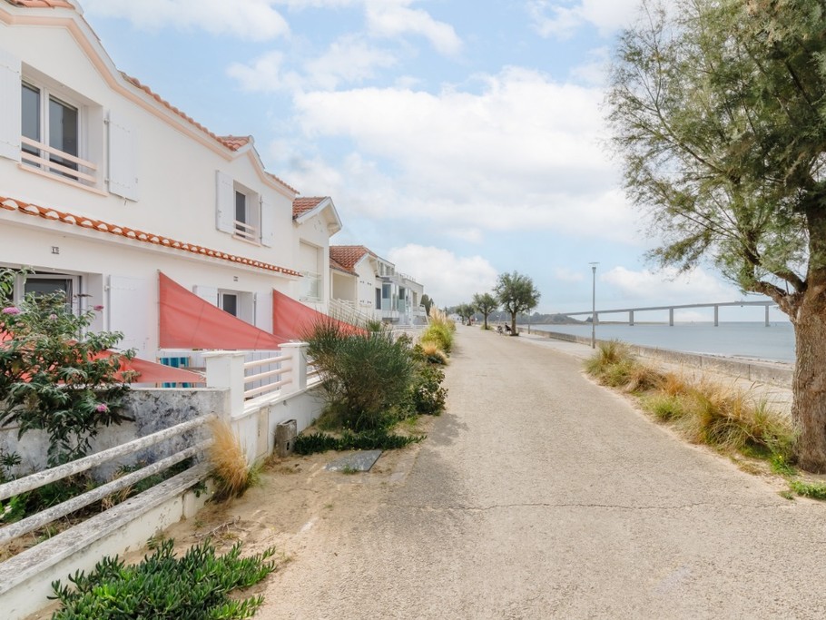 façade de la villa accès esplanade piétonne