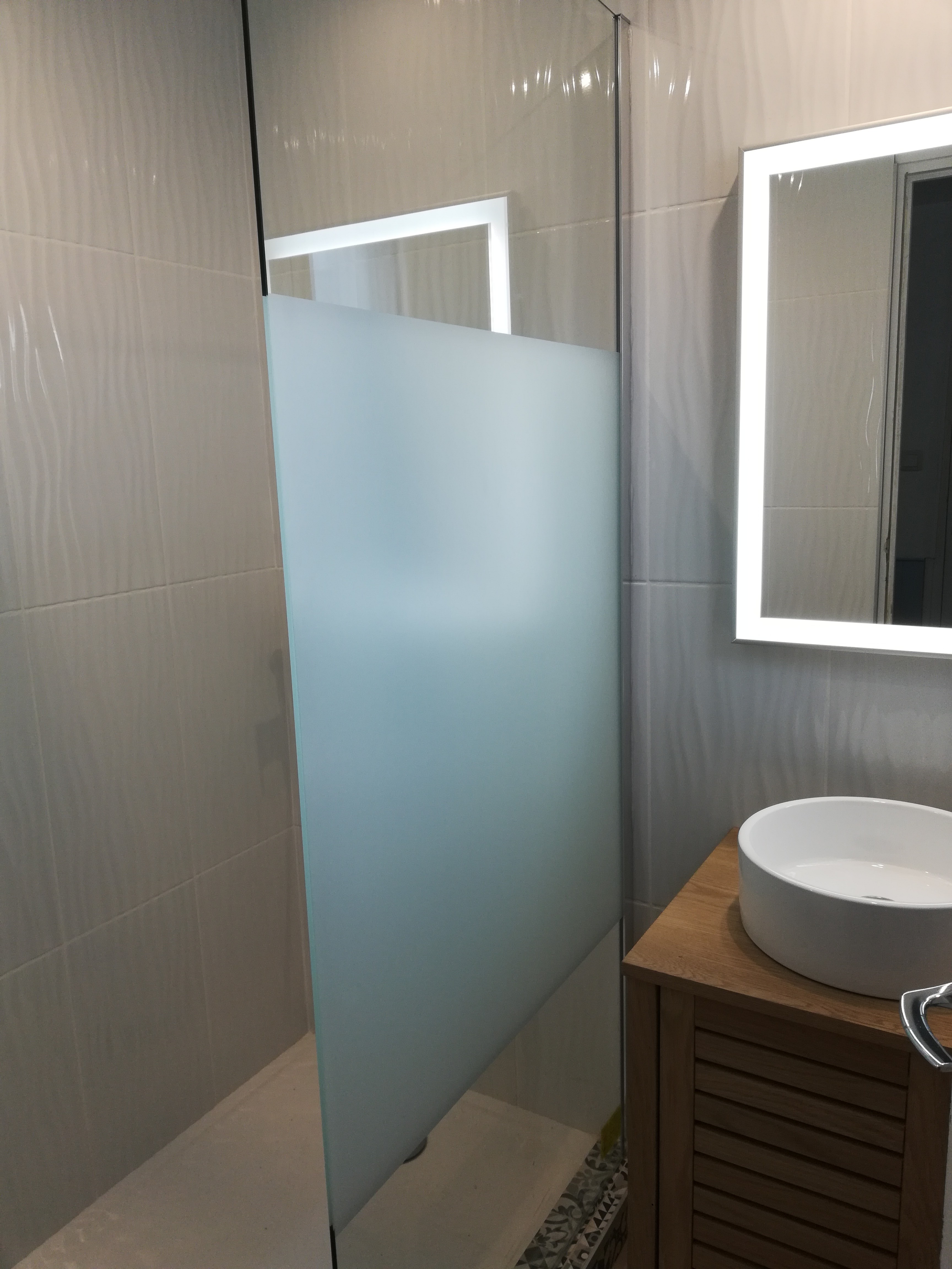 Salle d'eau avec douche grande dimension et meuble vasque.