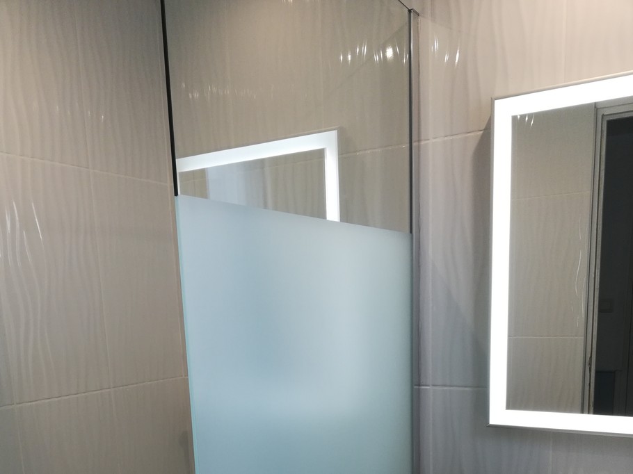 Salle d'eau avec douche grande dimension et meuble vasque.