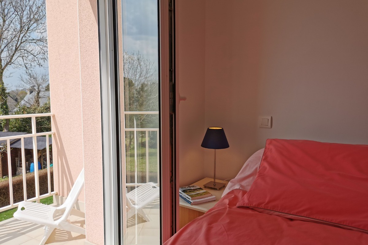 chambre 1 avec accès à un petit balcon