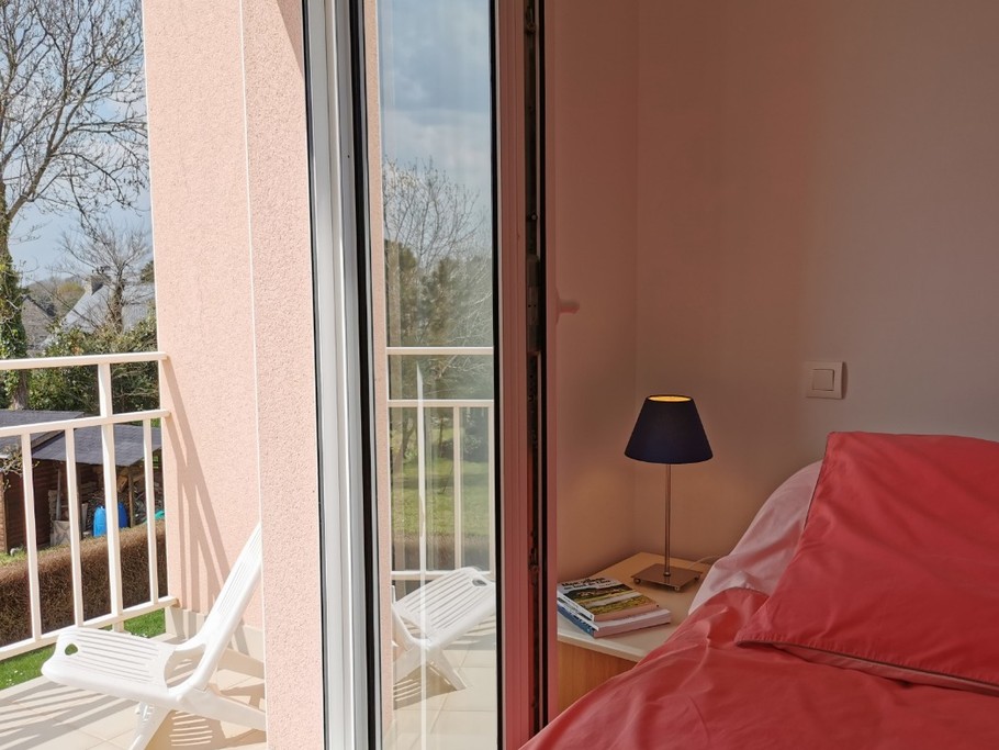 chambre 1 avec accès à un petit balcon