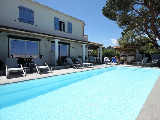 Piscine chauffée ou baignade en mer vous aurez le choix.