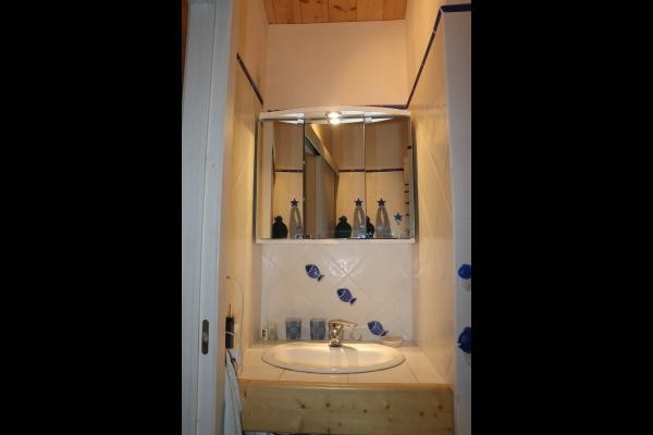 Salle d'eau 1er étage - Lavabo + douche + WC