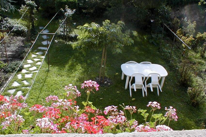 Le jardin niché dans le rempart sud. Le petit arbre est devenu grand ....
