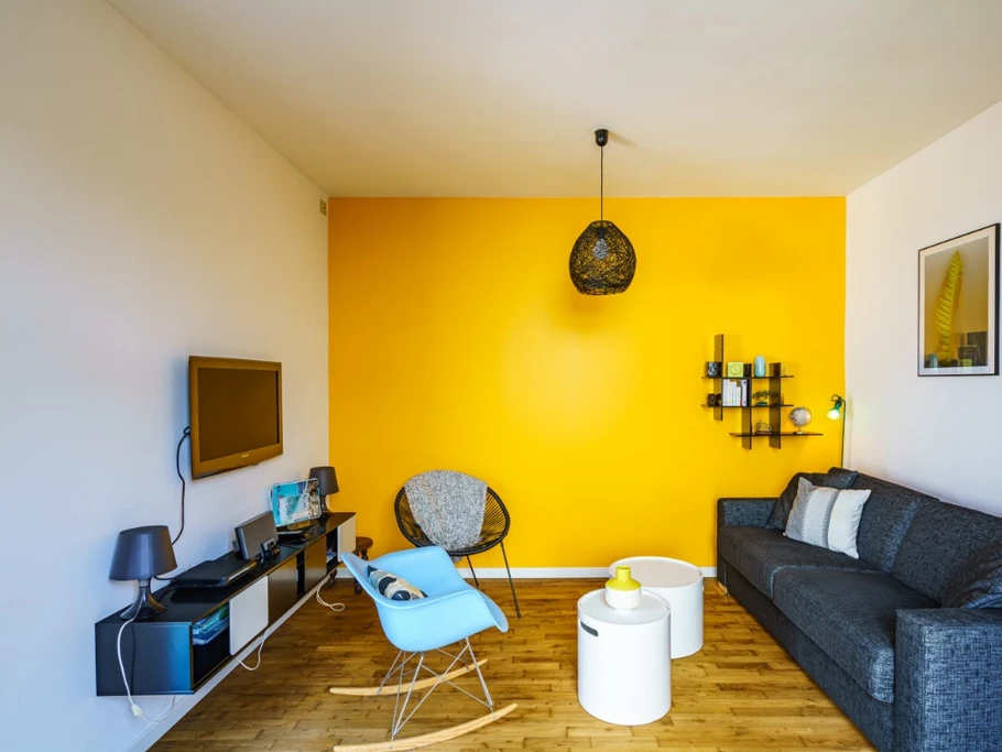 salon avec un très bon canapé lit convertible pour 2 personnes