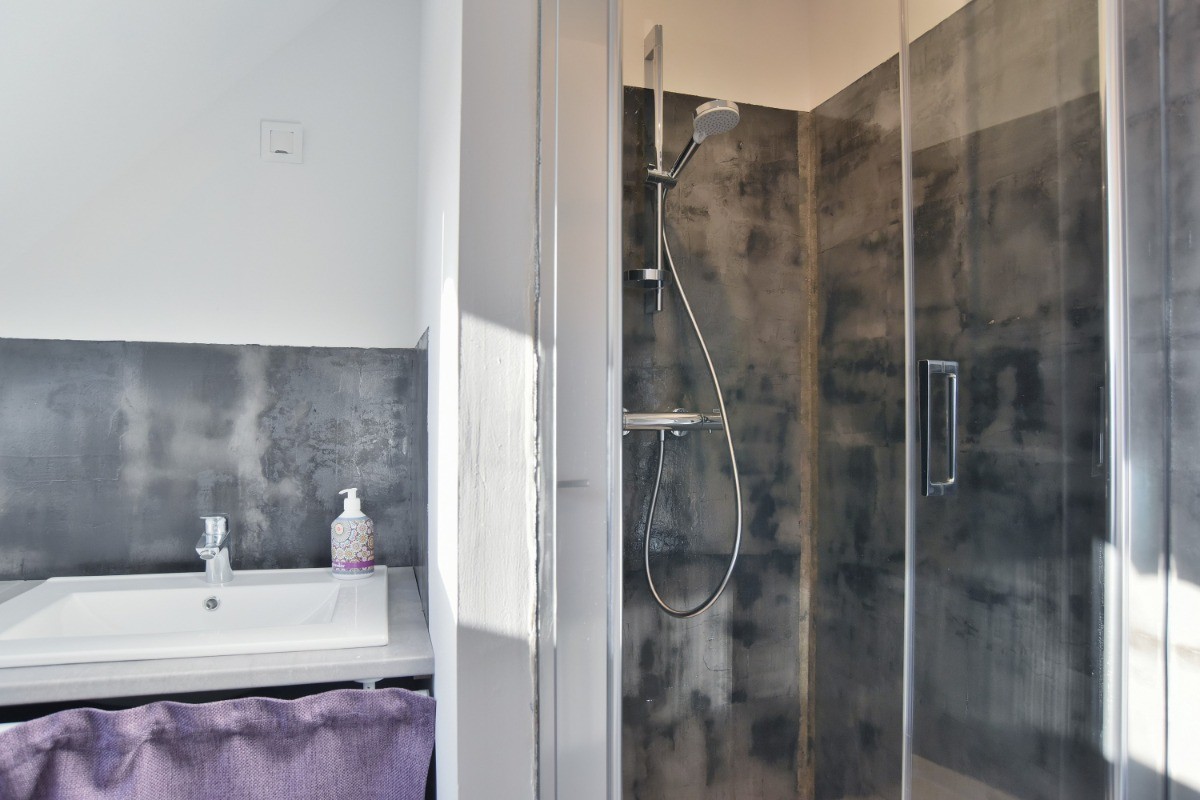 1 chambre pour 2 personnes au 2nd étage (avec deux lits individuels très confort 100x200 cm). Salle d'eau, WC séparés et coin bureau au même étage.