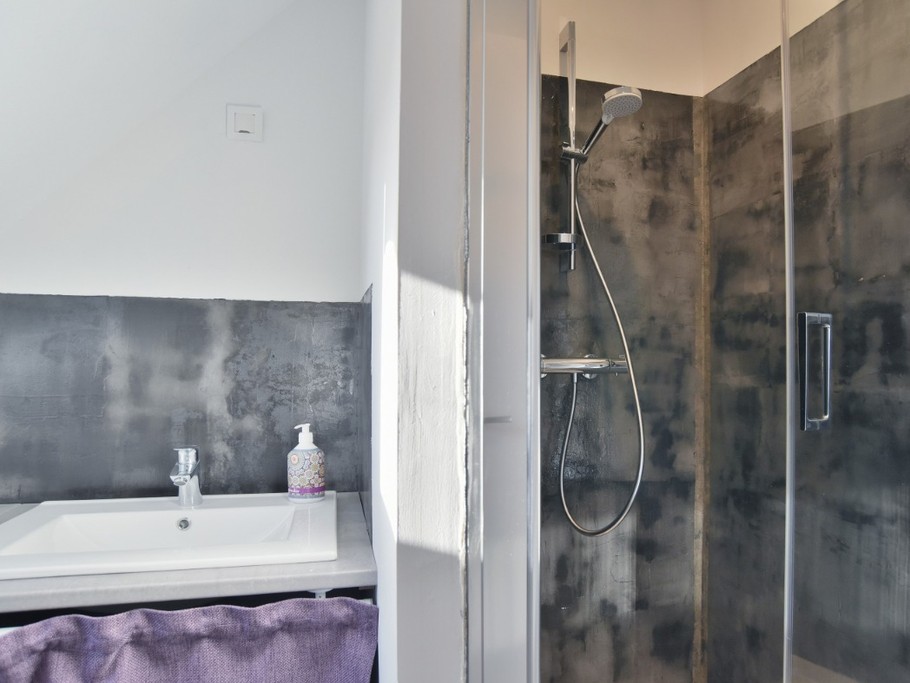 1 chambre pour 2 personnes au 2nd étage (avec deux lits individuels très confort 100x200 cm). Salle d'eau, WC séparés et coin bureau au même étage.