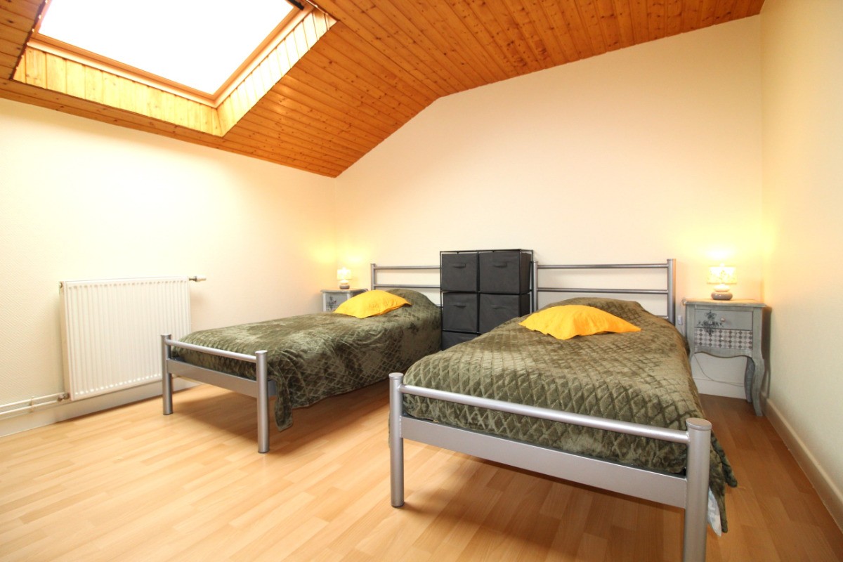 Chambre 2 avec 2 lits simples et 1 bureau