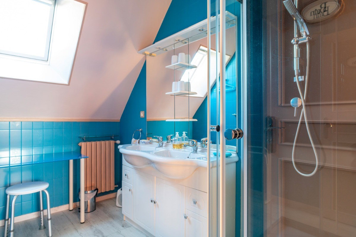 Salle d'eau commune avec chambre 3 et 4
