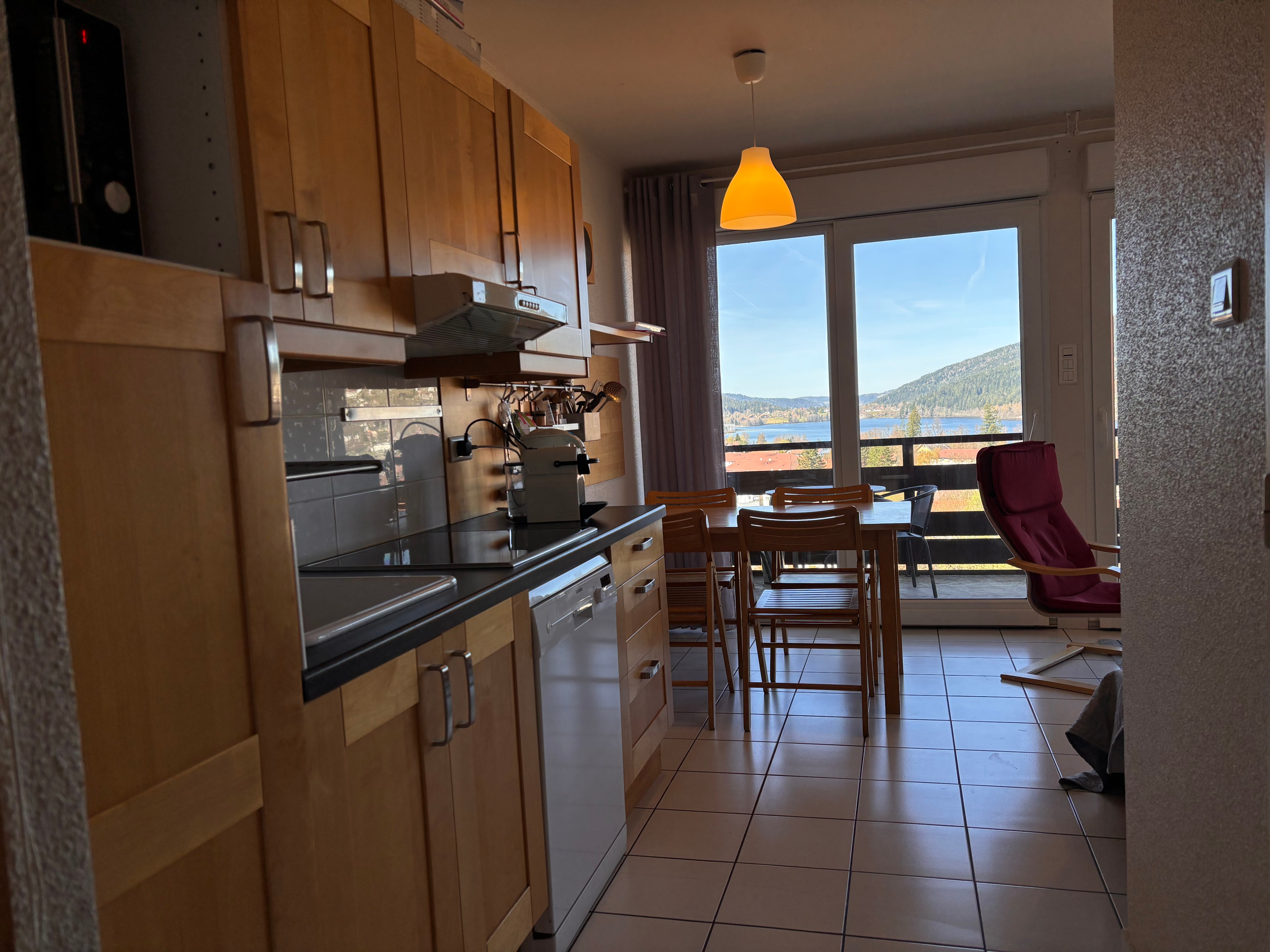Cuisine ouverte sur le salon/séjour - Appartement avec terrasse à Gérardmer