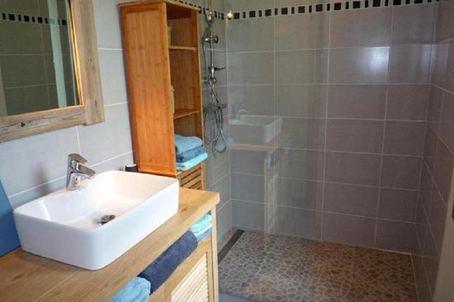 salle d'eau privative à la chambre du RDC