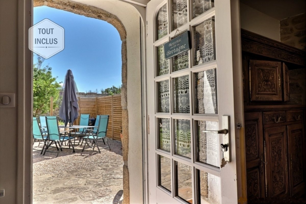 Porte entrée de la maison avec accès à la terrasse et jardin