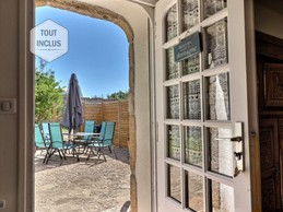 Porte entrée de la maison avec accès à la terrasse et jardin