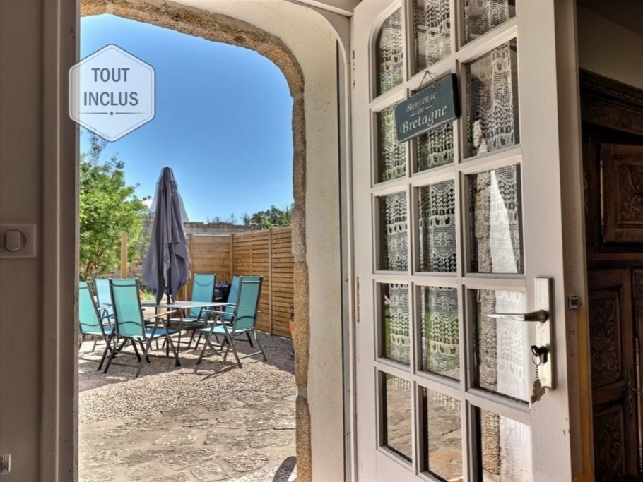 Porte entrée de la maison avec accès à la terrasse et jardin