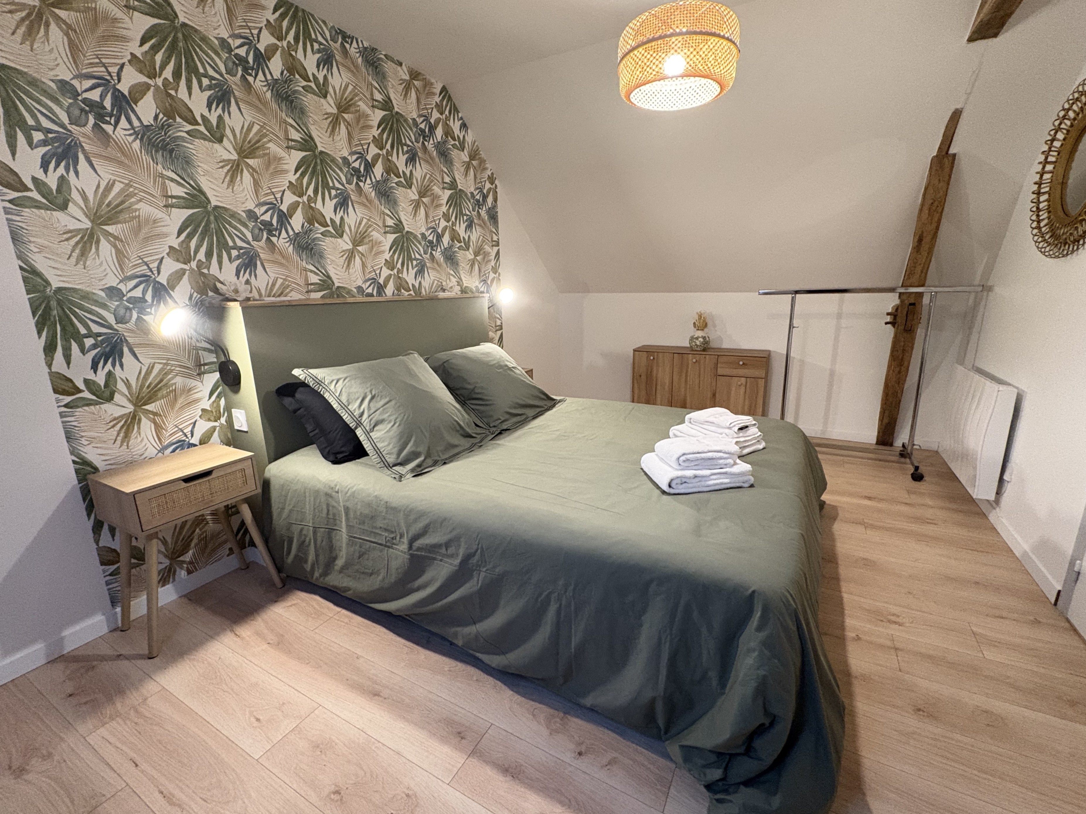 étage - Chambre 3 pour 2 personnes avec bureau (2 lits 80 cm ou 1 lit 160 cm)