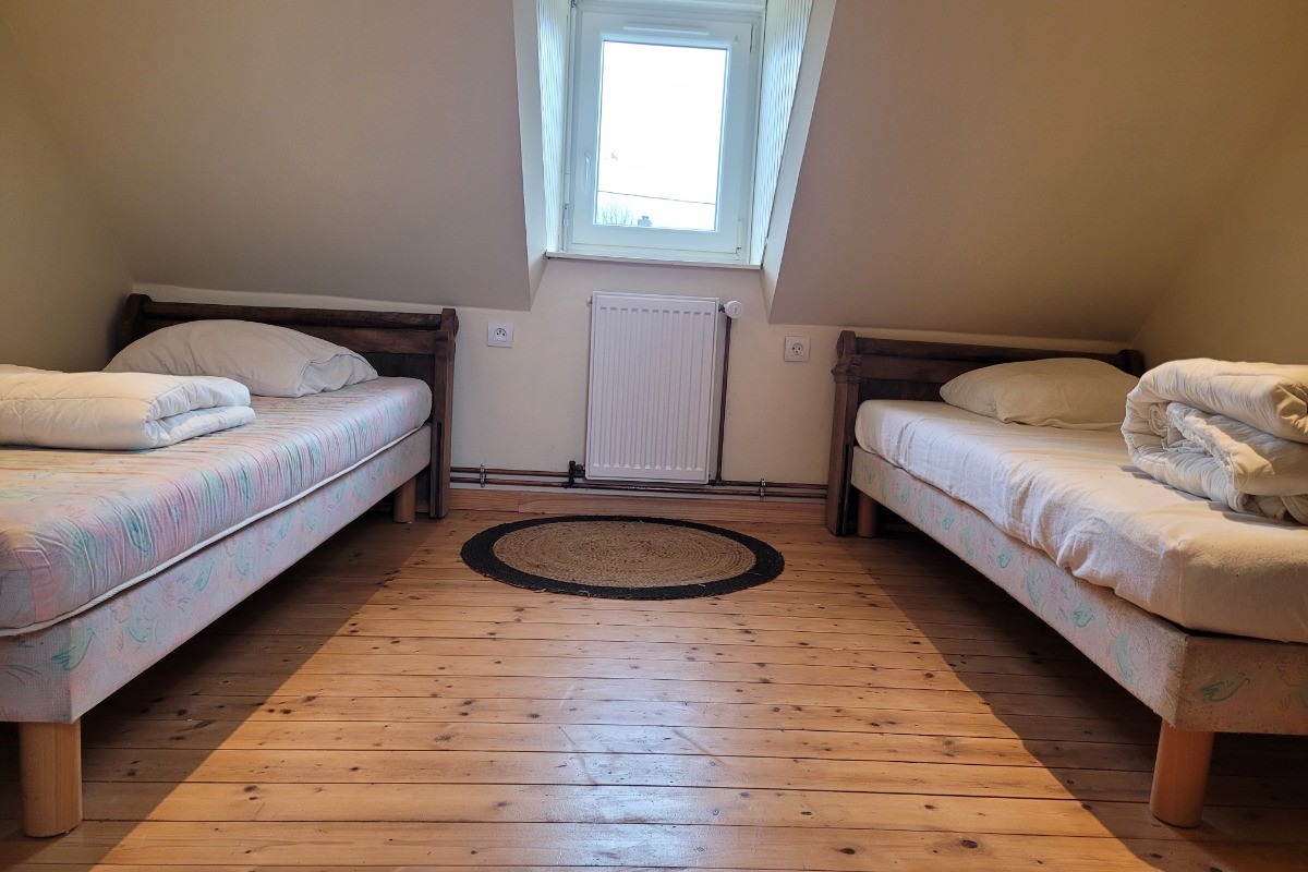 Chambre n°5 deux lits simples et espace bureaux
