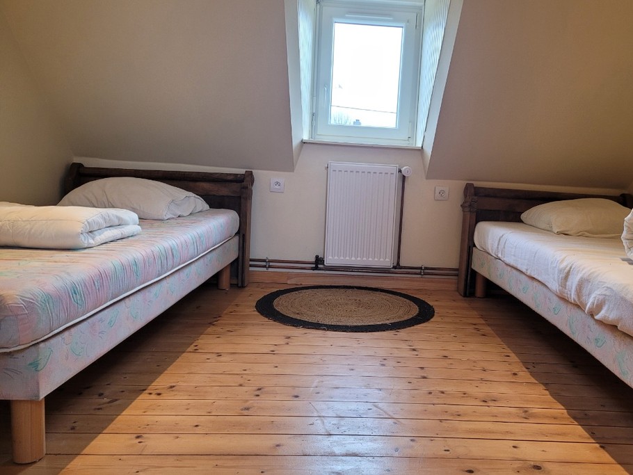 Chambre n°5 deux lits simples et espace bureaux