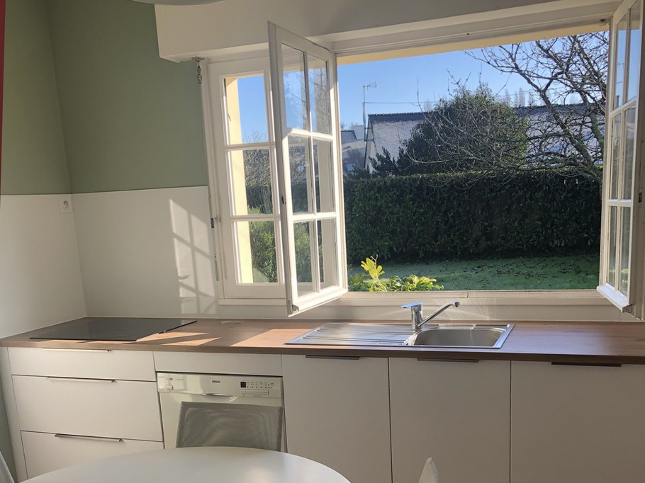 Cuisine exposée Est - ouverte sur le jardin