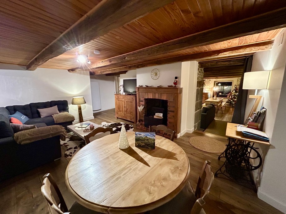 deuxième salon TV canapé poêle à bois