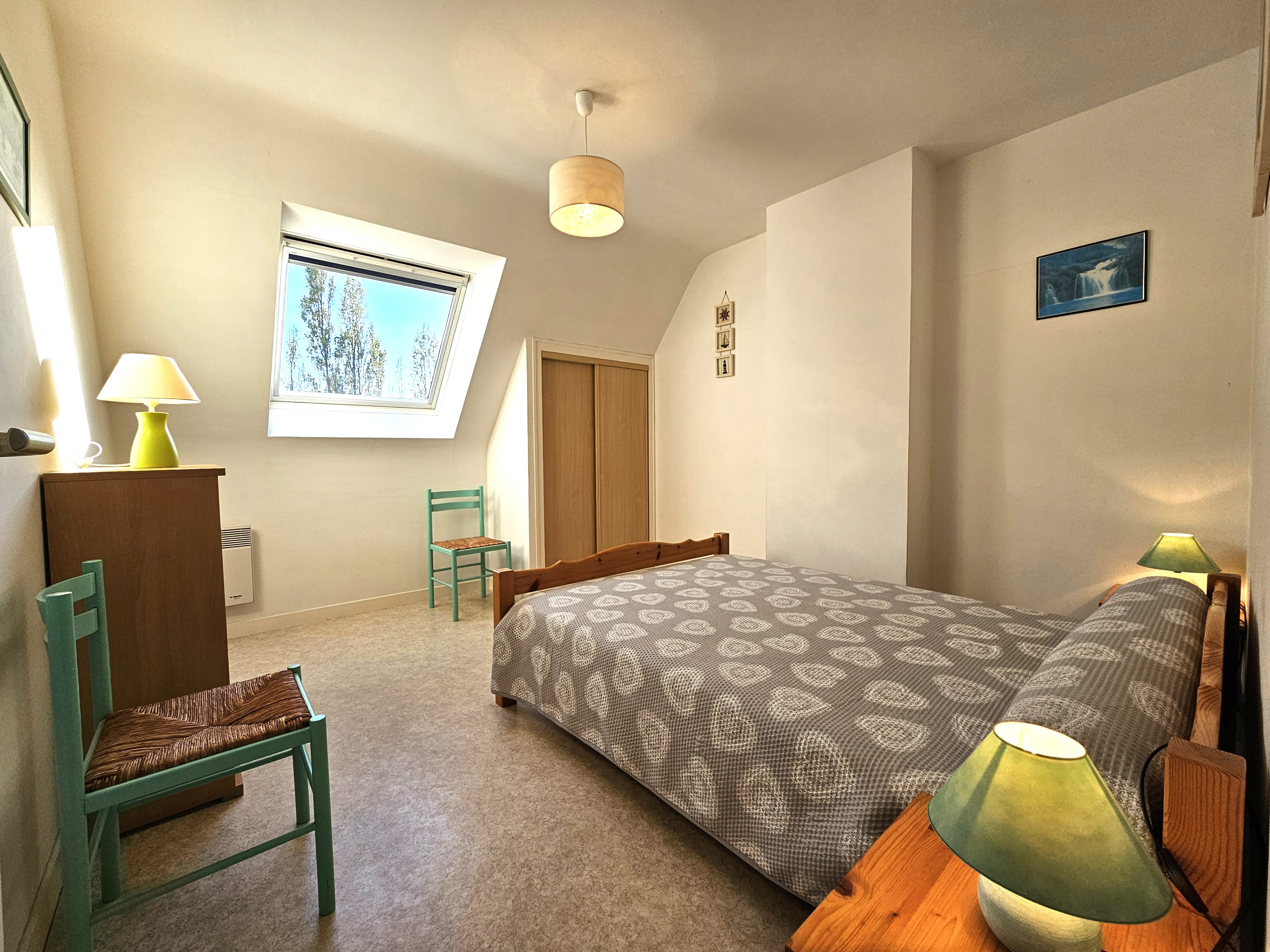 Chambre 2 - pour 2 personnes (1 lit de 140x190 cm) avec armoire et étagères.