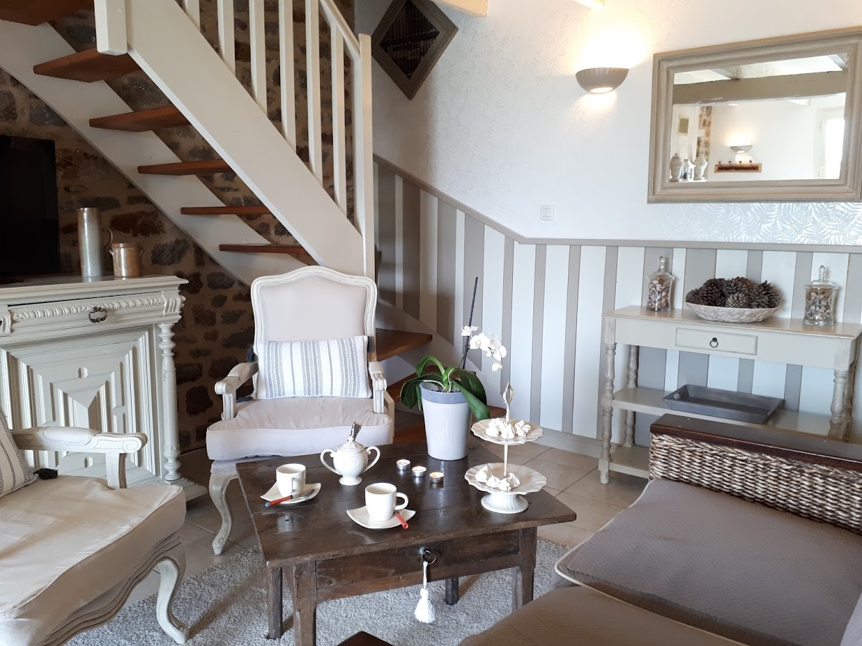 Espace salon avec canapé et fauteuils gîte Saladelle