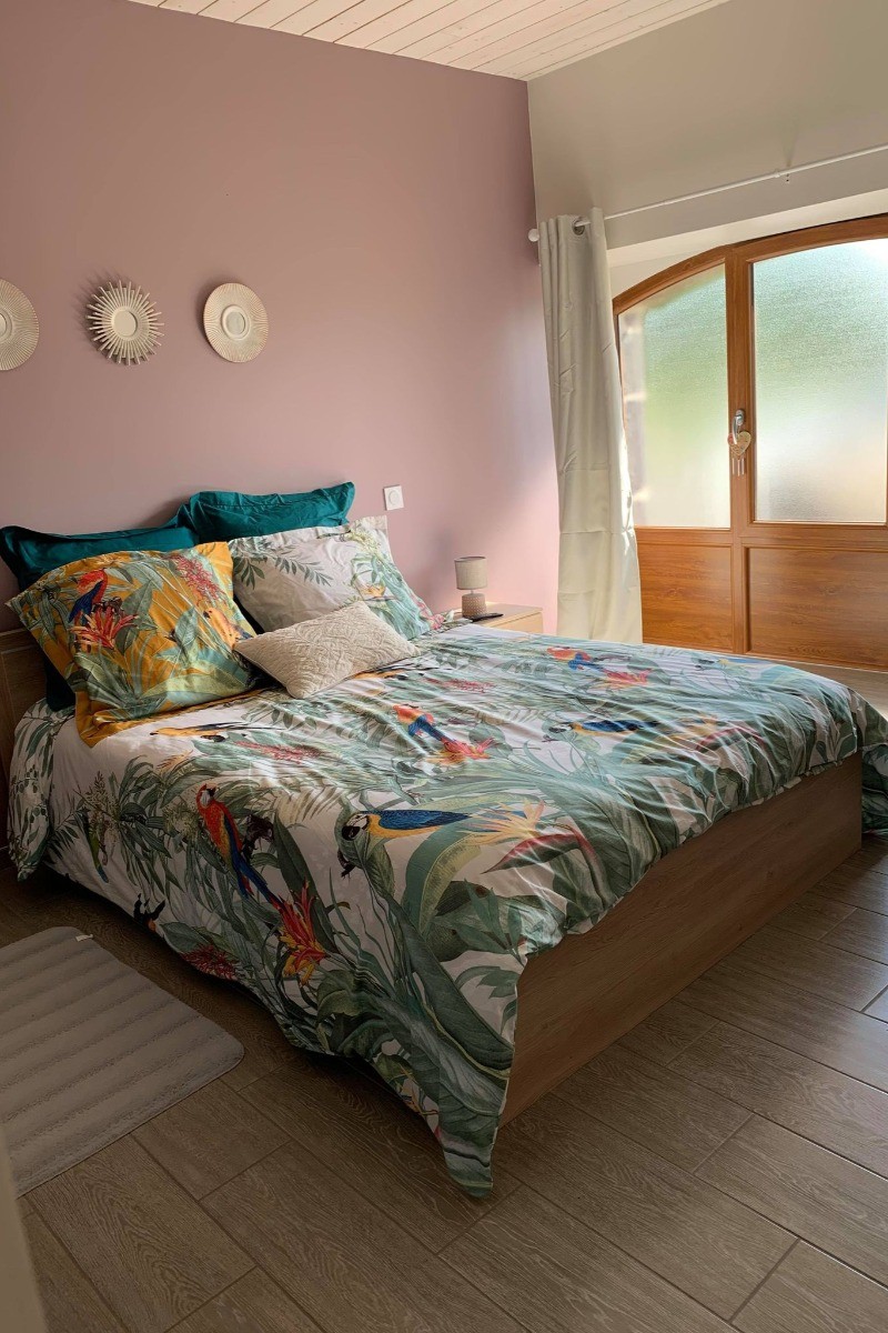 Chambre rose avec sa SDB et son WC indépendants.