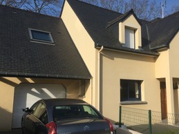 Façade avec parking privé pour deux voitures.