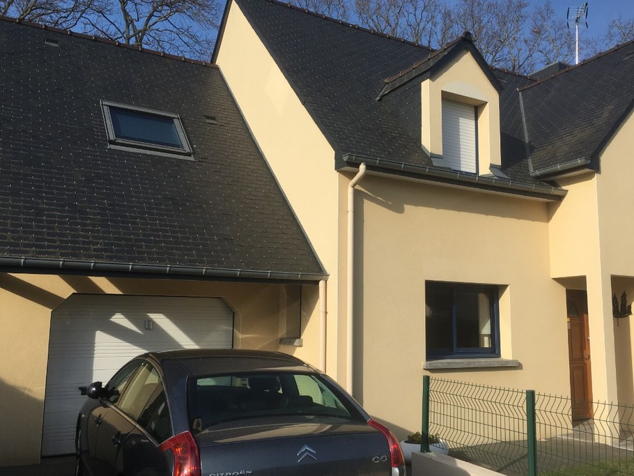 Façade avec parking privé pour deux voitures.