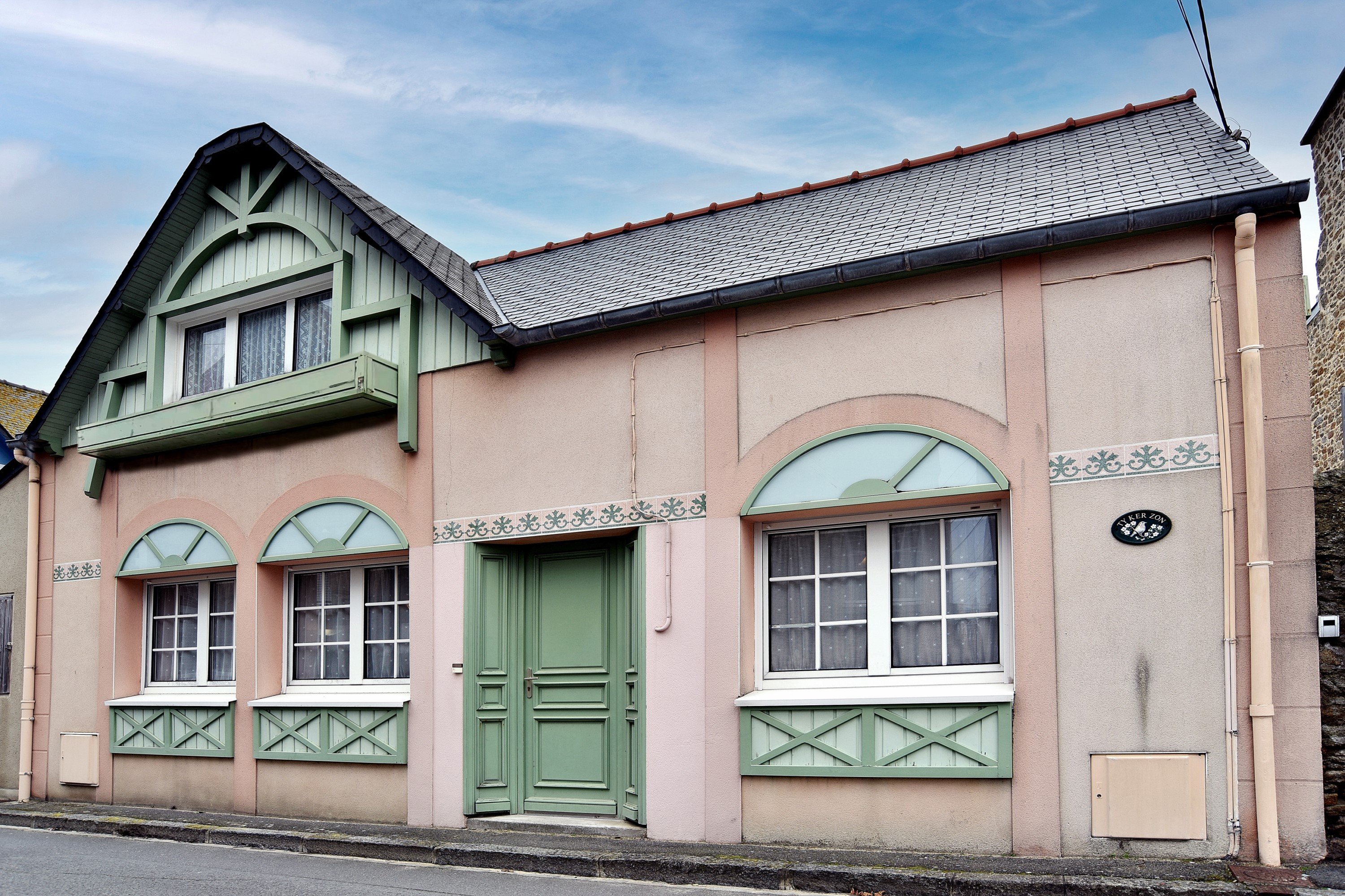 Façade de la maison dans une rue très calme à 2 pas de la mer