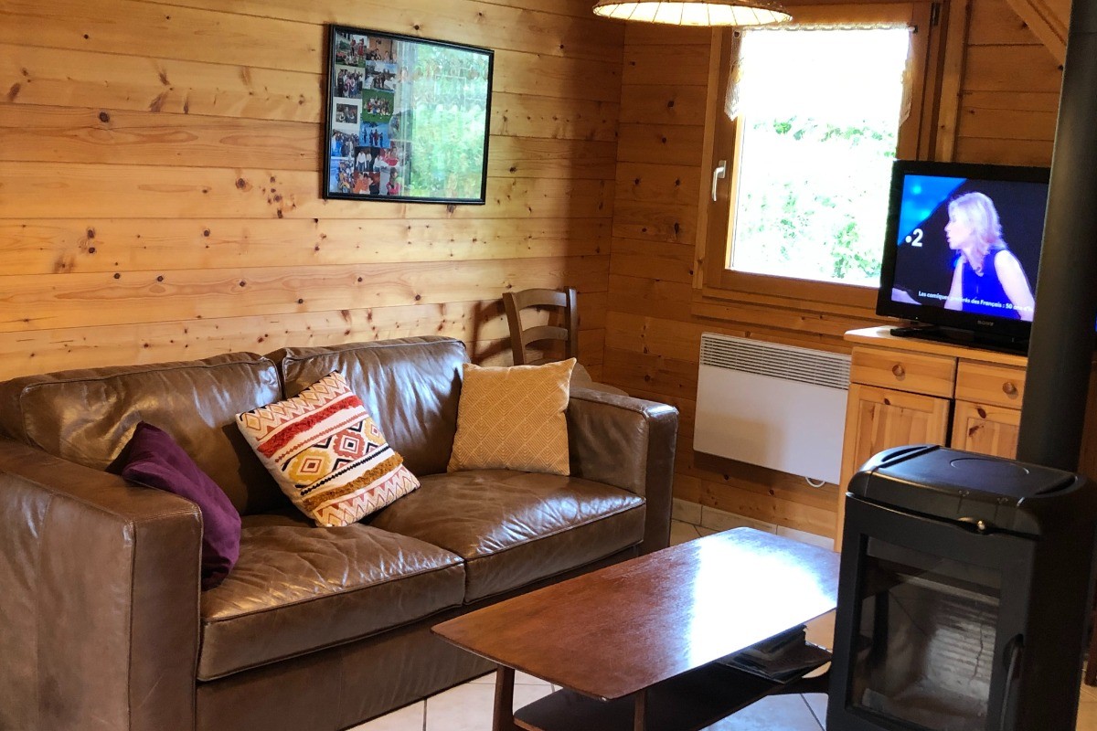 Chalet Chez Léon - Coin salon avec poêle à bois