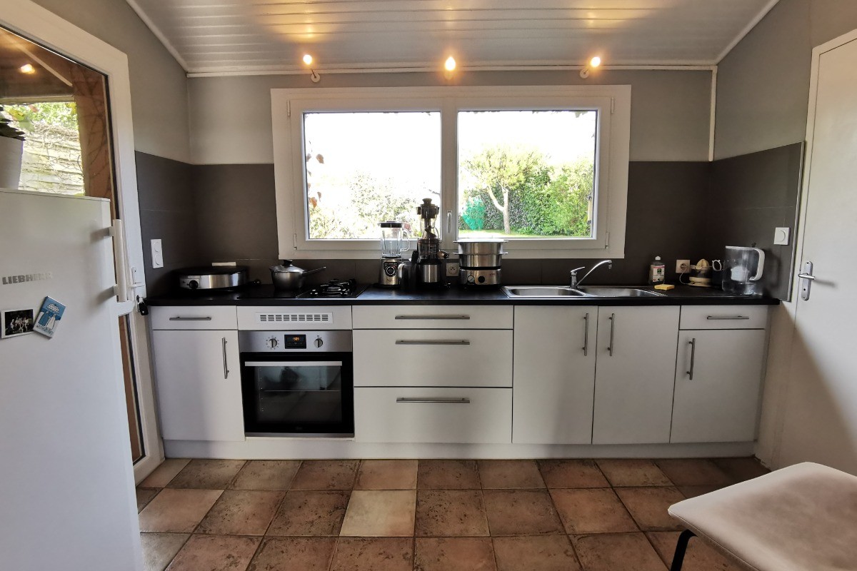 Cuisine équipée indépendante avec vue sur le jardin