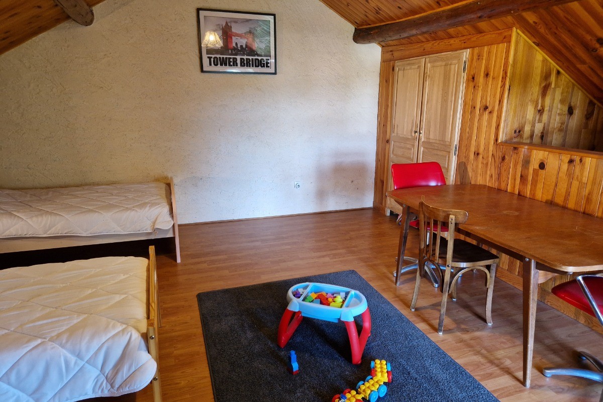 Chambre 2 à l'étage avec 3 lits simples et 1 bureau - Gîte Vosgien Chez Capucine et Mirabelle à BELLEFONTAINE 88