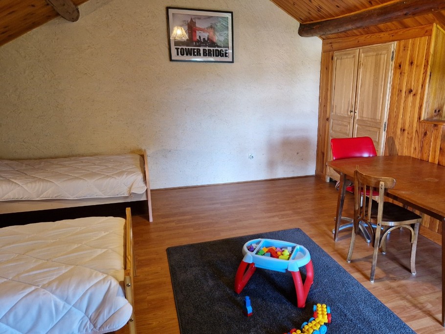 Chambre 2 à l'étage avec 3 lits simples et 1 bureau - Gîte Vosgien Chez Capucine et Mirabelle à BELLEFONTAINE 88