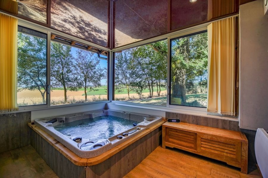 Jacuzzi intérieur avec vue panoramique