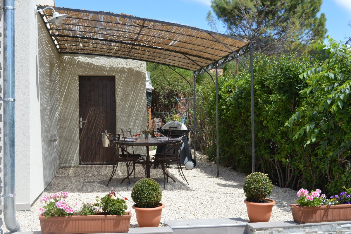 coin repas sous la tonnelle