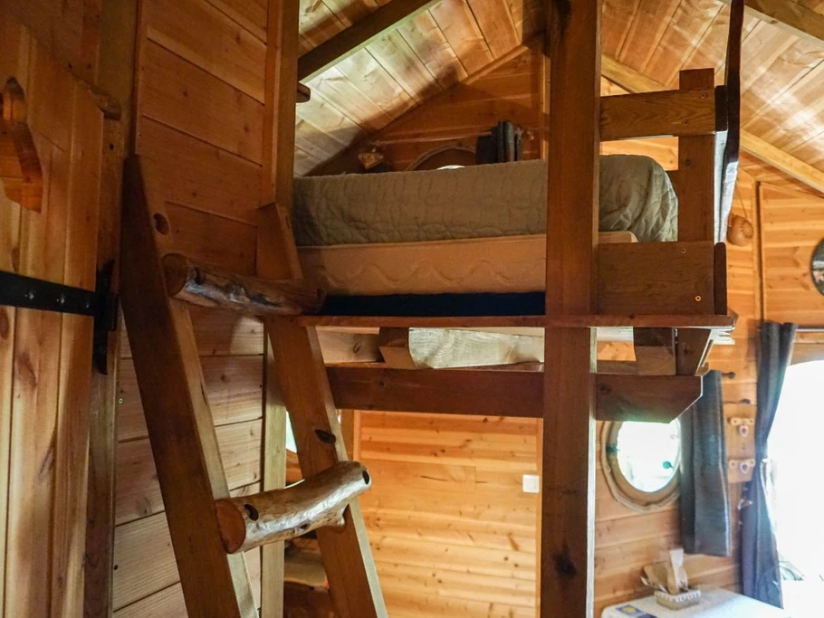 échelle d'accès au lit