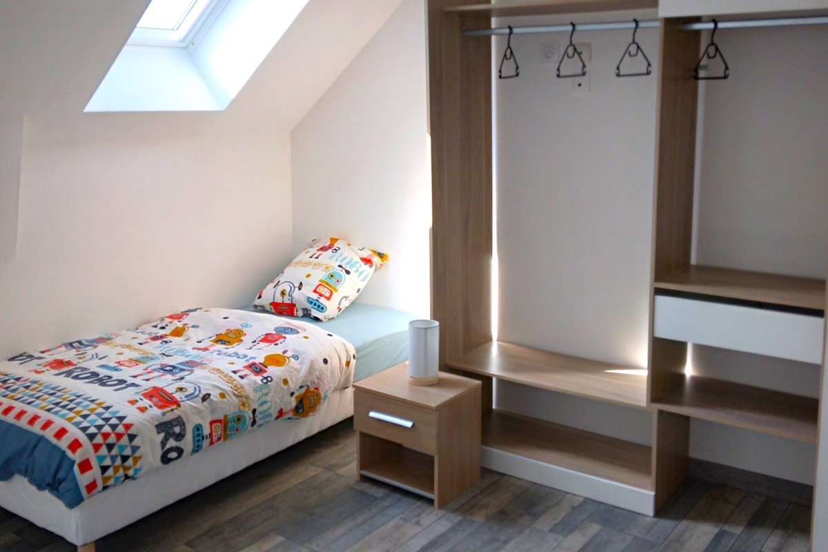 A l'étage, agréable chambre pour 2 à 4 personnes (1 lit 140 cm et 2 lits 90 cm) avec penderies.