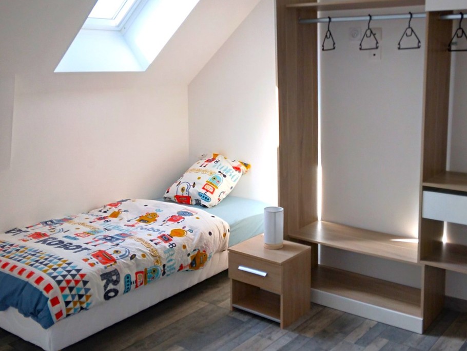 A l'étage, agréable chambre pour 2 à 4 personnes (1 lit 140 cm et 2 lits 90 cm) avec penderies.