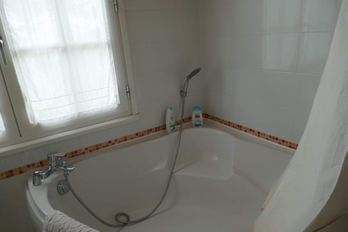 Baignoire d'angle et douche