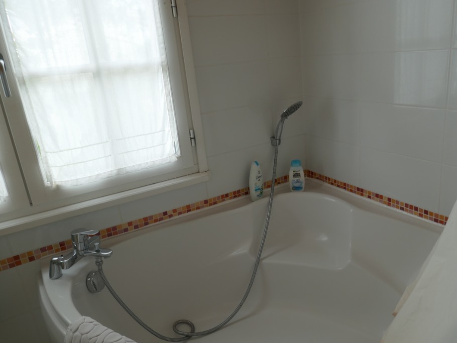Baignoire d'angle et douche
