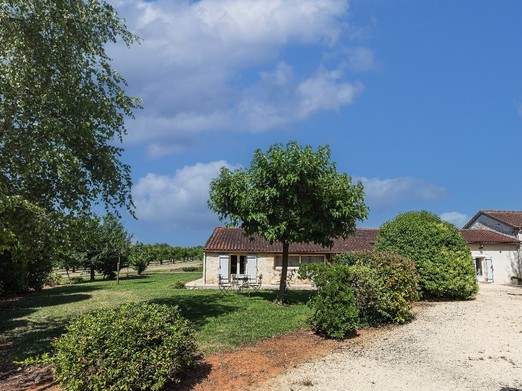 4-person gîte with pool and spa in Lot-et-Garonne