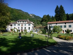 Abbaye de Saint Rambert en Bugey - Des bâtiments accueillant dans un cadre verdoyant