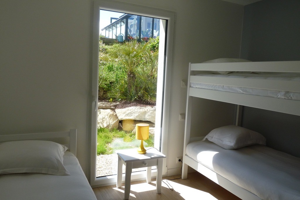 Chambre 2 RDC avec 3 lits 90